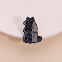 Pas de minimum trois raton laveur gris mignon dans un costume insigne d'épinglette en émail doux dur en métal
