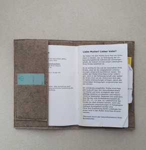 ปกสมุดบันทึกการตั้งครรภ์สีเทาอ่อนแบบเรียบ ผลิตจากผ้าสักหลาดคุณภาพสูงจากออสเตรีย สำหรับใส่บัตรประกันการตรวจครรภ์ - Product Image 2