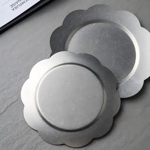 Assiettes de service personnalisées pour mariage, en acier inoxydable, décoratives, dorées, à bord festonné, de forme ronde avec centre lisse - Product Image 3