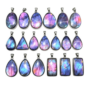 Pendentif en <span class=keywords><strong>labradorite</strong></span> violette de haute qualité avec des changements de couleur intenses, pierre précieuse naturelle, bijoux sculptés écologiques de haute qualité - Product Image 5