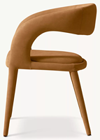 Chaise de salle à manger en cuir marron caramel, forme de cuve, dossier incurvé, accoudoirs tombants, siège rembourré confortable, quatre pieds coniques robustes