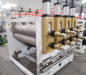 Ligne de production de machines d'extrusion de tuiles de toit en nid d'abeille en <span class=keywords><strong>polycarbonate</strong></span>, feuille <span class=keywords><strong>ondulée</strong></span> en plastique PC PET de 1300 à 2100 mm de largeur - Product Image 4