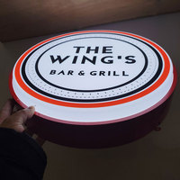 Enseigne lumineuse personnalisée en acrylique thermoformé, étanche pour extérieur, avec lettres LED en relief pour devanture de magasin