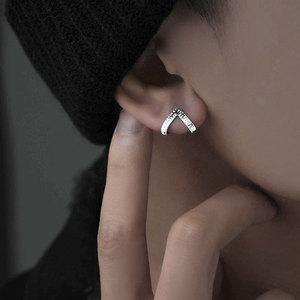 Orecchini a Cerchio Neri a V con Texture Martellata, a Forma di C, Unisex, Stile Punk, Gioielli Piercing all'Ingrosso - Product Image 4