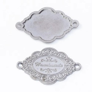 ملصق خياطة مخصص ثلاثي الأبعاد من سبائك الزنك، علامة معدنية منقوشة يدويًا مع شعار للحقائب والمحافظ وحقائب الظهر - Product Image 3