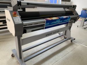Équipement de revêtement de film en rouleau vertical pneumatique grand format à commande aisée, chariot de laminage large sur roues avec structure intégrée - Product Image 2