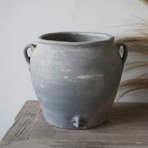 Pot en terre cuite gris rustique fait main, pot à plantes en argile, décoration vintage pour la maison de style ferme, récipient au caractère traditionnel - Product Image 1