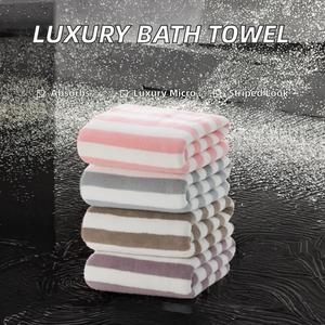 Serviette de bain carrée en microfibre tissée absorbante avec motif rayé pour adultes - Product Image 3