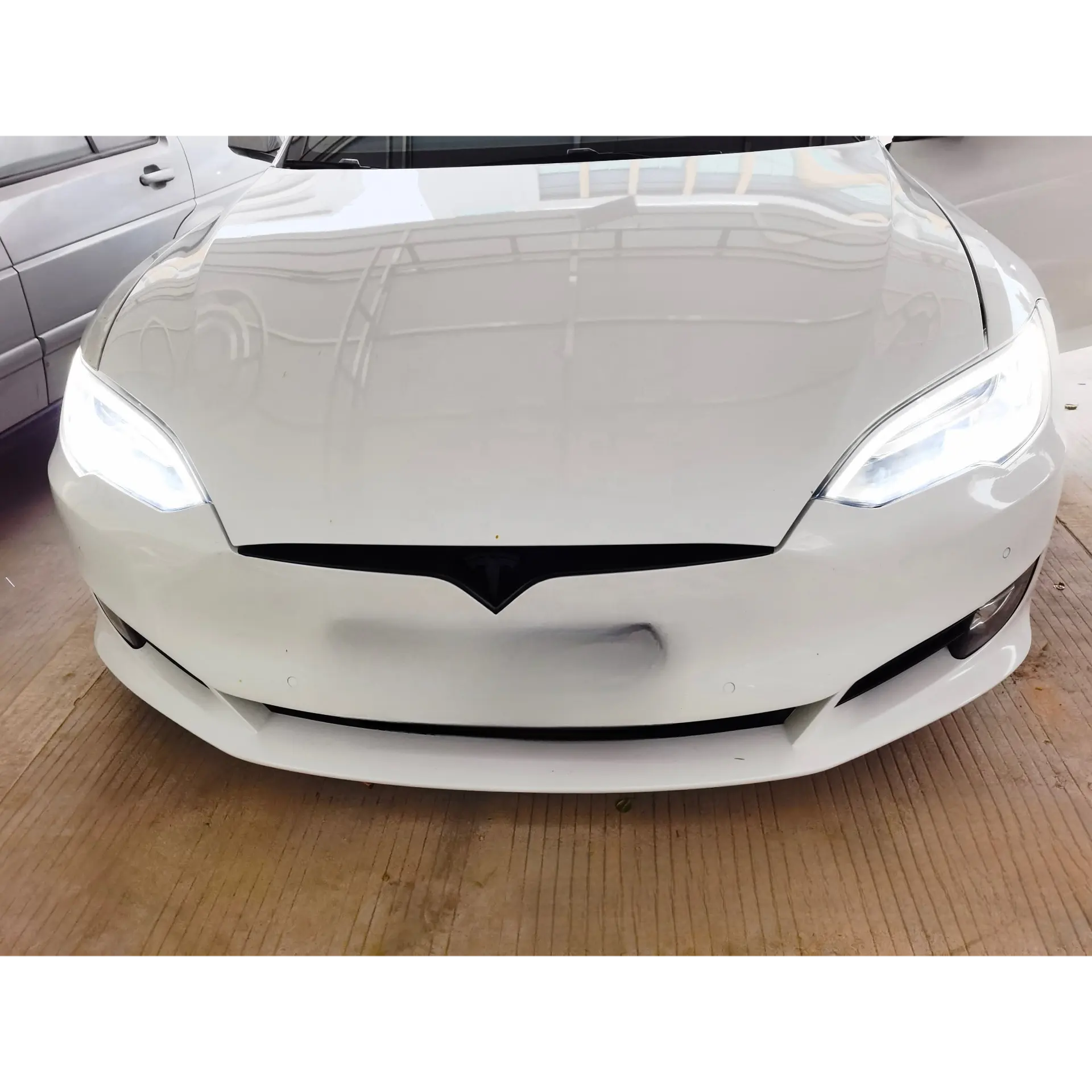 Araba farlarının eski modeli Tesla modelin S için yeni Led modeline yükseltildi