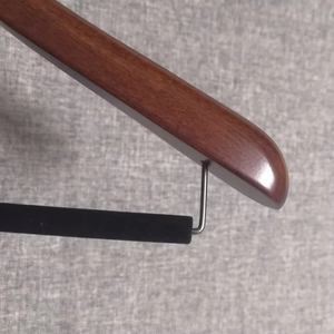 Bán buôn tùy chỉnh-logo hiển thị bằng gỗ đạo cụ cho quần áo-rộng vai, lý tưởng cho khách sạn-phong cách phù hợp với màn hình hiển thị - Product Image 2