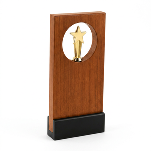 Mémoire en bois élégante gravée au laser avec un design portable en bois de qualité supérieure - Product Image 1