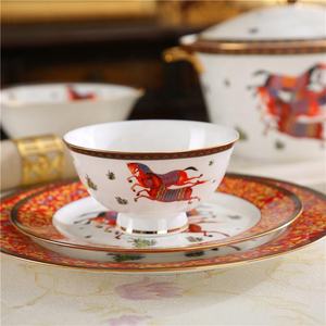 Venta al por mayor 58 piezas de lujo europeo caballos rojos comedor hogar decoraciones juegos de vajilla de porcelana - Product Image 4