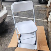 Table ronde en plastique à prix abordable, chaises pliantes abordables pour banquets intérieurs et extérieurs