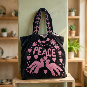 กระเป๋าโท้ทกำมะหยี่สีดำสั่งทำขายส่ง พร้อมลายปักอักษร PEACE สีชมพู รูปหัวนกพิราบ หัวใจ และลายดอกไม้สุดเก๋ - Product Image 1