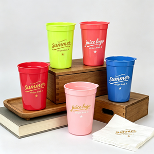Vaso de Plástico Desechable de 600ml (20oz) Apto para Microondas, Contenedor para Bebidas y Tostadas con Tapa Abatible, para Cócteles y Bebidas, con Servilletas para Bodas - Product Image 1