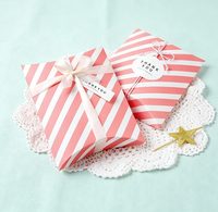 Boîte cadeau pliable en carton recyclé à rayures diagonales multicolores, en forme d'oreiller, avec doublure en éponge, ruban en satin et étiquette suspendue pour mariage