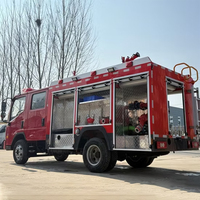 Camion de pompiers avec réservoir d'eau, camion de lutte contre l'incendie, camion de sauvetage incendie, petit camion de pompiers, mini camion de pompiers, camion de pompiers 4x2