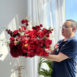 Cổ điển màu Đỏ đám cưới Bảng hoa sắp xếp Nhân Tạo Màu đỏ hoa bóng trung tâm với Burgundy Rose và trắng babysbreath - Product Image 3