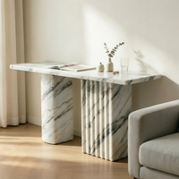 Table console en marbre Statuario à piétement cannelé, idéale pour les halls d'hôtels de luxe et les foyers élégants