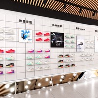 Présentoir d'intérieur pour magasin, idéal pour vêtements de basketball, baskets, sacs de sport, vêtements de fitness et autres articles.