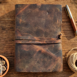 Carnet de notes en cuir véritable fait main, style couverture rigide, papier à bords festonnés, reliure cousue, fermeture à sangle, Puratan Overseas - Product Image 4