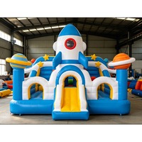 Château gonflable fusée de dessin animé avec double toboggan, design station spatiale pour jeux d'extérieur pour enfants de la maternelle