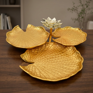 Plateau décoratif en métal doré en forme de lotus, plateau de service inspiré des feuilles, plateau irrégulier plaqué pour la décoration de table de fête ou de mariage - Product Image 2