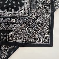 Foulard Carré 100% Soie 12 Mommes en Satin Froissé, 65x65 cm, Noir et Blanc, Imprimé Noix de Cajou, Style Décontracté pour Musulmanes, Impression Numérique