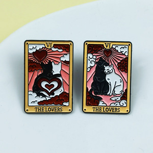 Venta al por mayor Fabricante Diseño Metal Artesanía los amantes Tarot Esmalte Pin Insignia Tarjeta Gatos Pareja Esmalte suave Pin de solapa - Product Image 4