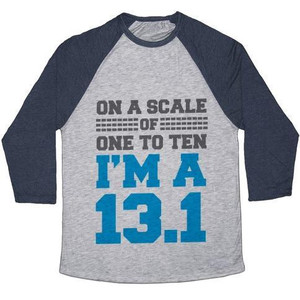Sur une échelle de 1 à 10, je suis un 13.1 (bleu) : T-shirt de baseball unisexe en tissu mélangé. - Product Image 3