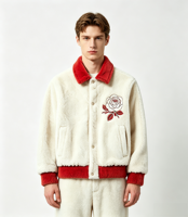 Blouson Bomber Sherpa Homme avec Broderie Rose, Col Rouge Contrastant, Boutons Pression, Chaud et Doux, Veste d'Hiver Style Universitaire