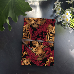 Cuaderno retro multifuncional perfecto para registros de proyectos de freelancers y <span class=keywords><strong>horarios</strong></span> diarios de trabajadores remotos con cabezas de tigre Rojas - Product Image 1