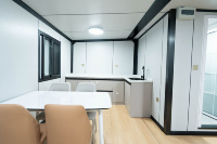 Casa Contenedor Expandible de Doble Ala Premium con Acabado de Madera, Cabaña Prefabricada para Jardín, Casa de Huéspedes o Resort con Techo a Dos Aguas