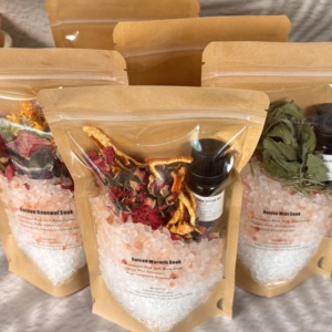 Sels de bain de l'Himalaya et sels d'Epsom avec des huiles essentielles : aromathérapie et bien-être, plus des fleurs séchées pour la régénération du corps et de l'âme - Product Image 2