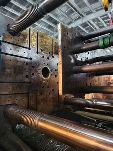 Machine de moulage par injection hydraulique horizontale Yizumi d'occasion 1300 tonnes à deux plateaux, pompe à vis d'origine 2023, excellent prix 99 000 USD - Product Image 4