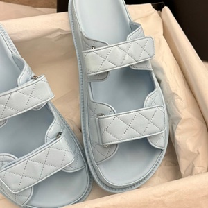 Sandalias de diseñador de lujo para mujer, sandalias deslizantes de cuero genuino con doble hebilla, sandalias planas negras antideslizantes a la moda para verano - Product Image 1