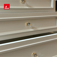 Armoire penderie en bois laqué blanc classique français Alland Group avec panneaux embossés et style Shaker, poignées en laiton pour chambre à coucher