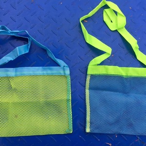 Bolsa de playa de malla para niños, bolsa de almacenamiento de juguetes cruzada resistente al agua con red verde y azul para jugar a excavar arena - Product Image 3