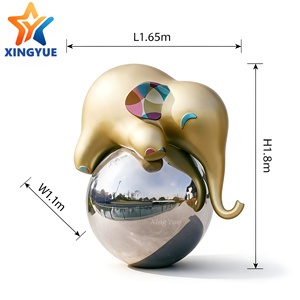 Scultura Moderna di Elefante in Fibra di Vetro Dipinta a Mano con Base a Sfera Lucida a Specchio per Arredamento di Lusso Interno/Esterno - Product Image 1