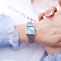 Le fabricant propose une montre-bracelet élégante et classique à cinq maillons en or, un accessoire de mode incontournable pour les femmes N2602251