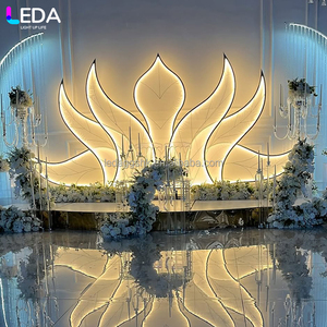 อุปกรณ์จัดงานแต่งงานในร่มสุดหรู LEDA ฉากหลังโลหะสีทองรูปปลาหมึก ไฟ LED สีวอร์มไวท์ ซุ้มเหล็กดัดสำหรับงานแต่งงาน - Product Image 4