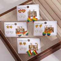 Llavero de acero inoxidable chapado en oro de 18 quilates con dije esmaltado y colgante de mapa esmaltado, mosquetón metálico
