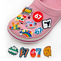 Breloques de chaussures numéro 67 en PVC souple, nouveauté très demandée, vente en gros, décorations de chaussures de dessin animé, accessoires porte-bonheur pour fans