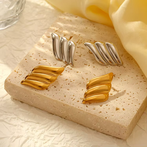 Pendientes de tuerca grandes geométricos de acero inoxidable hipoalergénicos chapados en oro de 18 quilates a la moda en forma de ala para fiestas de niñas - Product Image 2