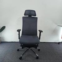 Chaise de bureau à dossier haut en maille avec appui-tête, accoudoirs réglables, support lombaire, mécanisme d'inclinaison, base chromée et roulettes pour le lieu de travail