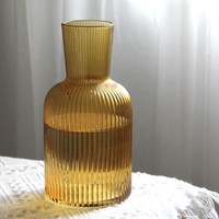 Carafe à eau en verre côtelée ambrée avec couvercle et verre, idéale pour la décoration de table de chevet