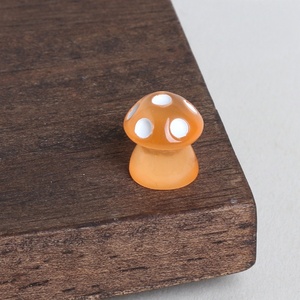 Precio al por mayor: Adornos de resina Kawaii con diseño de setas 3D para jardín de hadas, miniaturas de comida, dijes y modelos decorativos. - Product Image 5