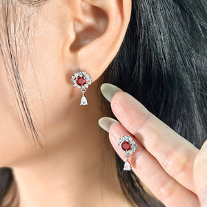 Pendientes de Plata de Ley 925 con 9 Piedras Naturales Finas de 5mm, Corte Redondo, Diseño de Trébol de Cuatro Hojas, Cristal de Granate, Venta al Por Mayor - Product Image 4