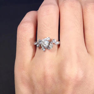 Anello di Fidanzamento Q644 per Donna in Oro Bianco con Diamante Taglio Pera Naturale Colore D e Diamanti Laterali - Product Image 3