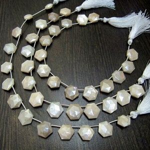 Piedra Lunar Blanca Natural AB con Recubrimiento Místico, Forma Hexagonal, Cuentas Briolette de 14mm, Hilo de 10 Pulgadas - Product Image 1